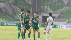 PSMS-VS-PSPS-Pesepakbola-PSMS-Medan-saling-berebut-bola-dengan-pesepakbola.jpg