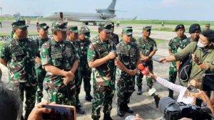 Panglima-TNI-Laksamana-Yudo-Margono-di-Bandara-Juanda.jpg