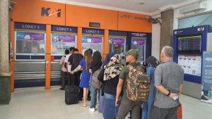 Para-calon-menumpang-PT-Kereta-Api-Indonesia_.jpg