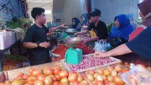 Para-pedagang-dan-pembeli-di-Pasar-Sei-Sekambing-saat-sibuk.jpg