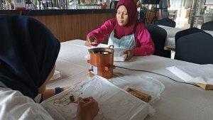 Para-peserta-saat-sibuk-mencanting-kain-yang-sudah-digambar-terlebih-dahulu.jpg