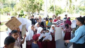 Para-siswa-dan-wali-murid-SDN-101778-melakukan-aksi-damai_1.jpg