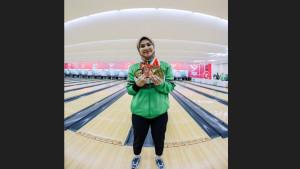 Peboling-kota-Medan-Aldila-Indryati-memamerkan-raihan-medalinya-di-PON_.jpg