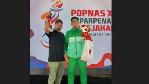 Pejudo-Sumut-Daffin-Prayoga-bersama-pelatihnya-Eka-Setia-Wirawan.jpg