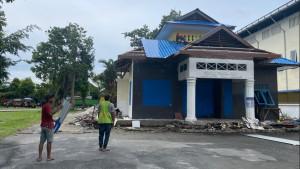 Pekerja-bangunan-sedang-mengerjakan-proyek-rehabilitasi-gedung-eks-KNPI.jpg