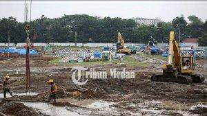 Pekerja-mengoperasikan-alat-berat-saat-proyek-renovasi-Stadion-Teladan_1.jpg