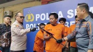Pelaku-Eko-Junedi-menunjukkan-linggis-yang-dipakai-membobol-rumah.jpg