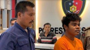 Pelaku-Putra-Kanan-sedang-diintrogasi-oleh-polisi_pembobolan-ATM.jpg