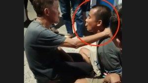 Pelaku-yang-bunuh-ibu-kandungnya-ketika-diamankan-oleh-warga-di-Jalan-Tuba-III.jpg