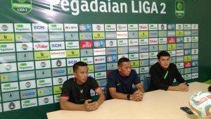 Pelatih-Kepala-Perserang-Serang-Bonggo-Pribadi-Tengah-dan-Pemain-Perserang-Serang.jpg