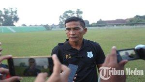 Pelatih-Kepala-Ridwan-Saragih-memberi.jpg