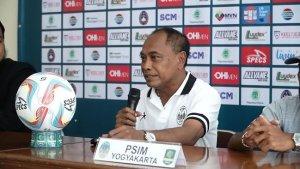 Pelatih-PSIM-Yogyakarta-Kashartadi-menyampaikan-persiapan-timnya.jpg