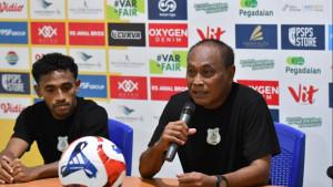 Pelatih-PSMS-Medan-Kas-Hartadi-bersama-pemain-Ari-Maring-dalam-sesi-pers.jpg