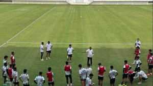 Pelatih-PSMS-Medan-Kas-Hartadi-memberikan-instruksi-kepada-pemainnya_1.jpg