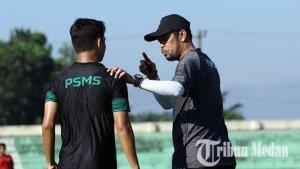 Pelatih-PSMS-Medan-Nil-Maizar-kanan-memberikan-arahan_1.jpg