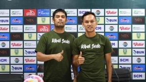 Pelatih-PSMS-Medan-Nil-Maizar-kiri-dan-Rachmad-Hidayat-kanan-ketika-sesi-temu-pers.jpg