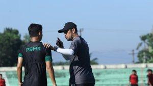 Pelatih-baru-PSMS-Medan-Nil-Maizar-memberikan-arahan-kepada-Ihksan-Chan.jpg
