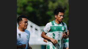 Pelatih-fisik-PSMS-Medan-Ruly-Hidayansyah-bersama-pemain-Saddam-Hi-Tenang.jpg