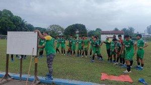 Pelatih-kepala-tim-sepakbola-putra-Sumut-Reswandi.jpg