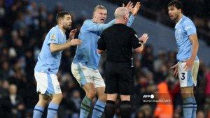 Pemain-Man-city-protes-wasit.jpg