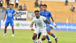 Pemain-PSMS-Medan-Ari-Maring-menggiring-bola-melewati-adangan-pemain.jpg
