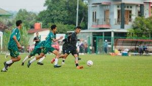 Pemain-Sumut-United-FC-hitam-melewati-adangan-sejumlah-pemain-Porda-Bantul-di-laga-uji-coba.jpg