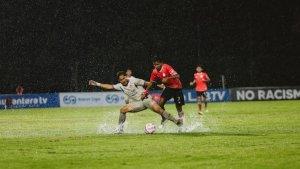 Pemain-Sumut-United-FC-merah-berebut-bola-dengan-pemain-PSGC-Ciamis.jpg
