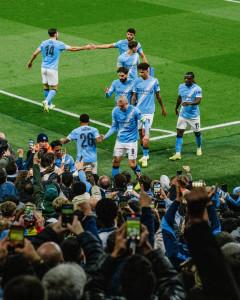 Pemain-man-city-selebrasi-ke-penonoton.jpg