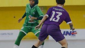 Pemain-tim-futsal-tim-putri-wakil-Sumut-Unimed-Woman-FC-kiri-berebut-bola.jpg