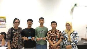 Pemberian-Identitas-KIA-dan-KTP.jpg