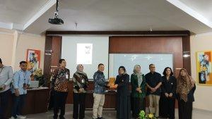 Pemberian-plakat-oleh-Direktur-Utama-Sps-USU.jpg