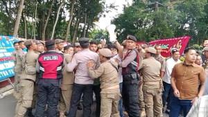 Pemerintahan-mahasiswa-Presma-Universitas-Asahan-melakukan-aksi-unjukrasa.jpg