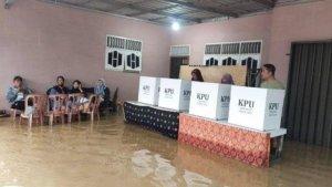 Pemilih-di-Kabupaten-Deli-Serdang-mencoblos-di-TPS-dengan-kondisi-banjir-saat-Pilkada-lalu_1.jpg