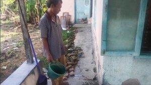 Pemilik-rumah-Asbun-berdiri-di-dekat-lantai-rumahnya-yang-panas_1.jpg