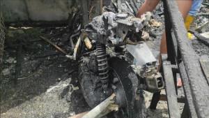 Penampakan-kerangka-sepeda-motor-usai-terbakar-dalam-insiden-kebakaran-Marindal_.jpg