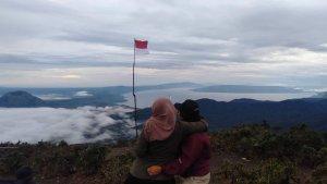 Pendaki-sedang-melihat-pemandangan-Danau-Toba-dan-Gunung-sinabung-dari-atas-puncak-gunung-Sibuatan.jpg