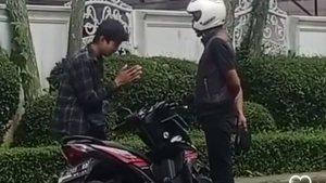 Pengendara-Motor-Kejang-kejang-Setelah-Dihajar-Pria-Berhelm.jpg