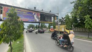 Pengendara-sepeda-motor-melintas-di-dekat-Kamera-ETLE-yang-terpasang-di-Simpang-Kayu.jpg