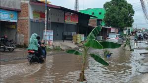 Pengendara-sepeda-motor-melintasi-jalan-Setia-Makmur-kawasan-Sri-Gunting_1.jpg