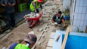 Pengerjaan-pemasangan-paving-block-di-Jalan-Gurila-Gang-Ulung.jpg