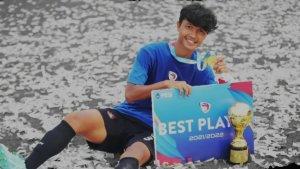 Penggawa-Karo-United-Rian-Tamol-Ramadhan-berpose-usai-menjadi-pemain-terbaik-Liga-3.jpg