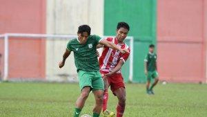 Penggawa-PSMS-Medan-Ahmad-Bustomi-kiri-berebut-bola-dengan-pemain-Bintang-Kejora.jpg