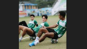 Penggawa-PSMS-Medan-Kim-Jeung-Ho-tengah-bersama-Nazaruddin.jpg