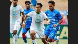 Penggawa-PSMS-Medan-M-Rifai-melewati-adangan-pemain-PSPS-Pekanbaru.jpg