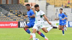 Penggawa-PSMS-Medan-berebut-bola-dengan-pemain-PSPS-Pekanbaru.jpg