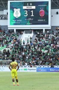 Penggawa-Sriwijaya-FC-memandang-layar-skor-yang-berada.jpg