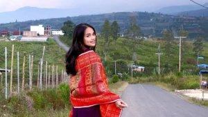 Pengunjung-bergaya-dengan-latar-perbukitan-hijau-di-Puncak-2000.jpg