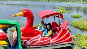 Pengunjung-menikmati-keindahan-di-Danau-Laut-Tador.jpg
