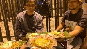 Pengunjung-menikmati-nasi-goreng-Wak-Kliwon.jpg