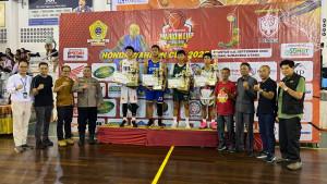 Penyerahaan-Piala-kepada-tim-yang-juara-SMA-Divisi.jpg